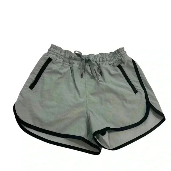 lululemon athletica Pants - Lululemon Varsity Short Black Tie waist Pockets Gym Lift Crosstrain Size 4